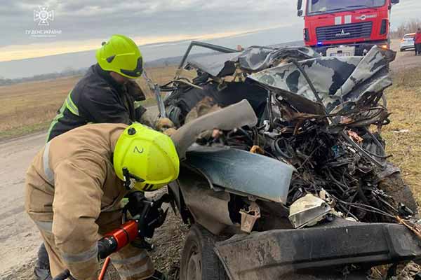 На Полтавщині рятувальники деблокували тіла двох громадян з понівеченого внаслідок ДТП автомобіля