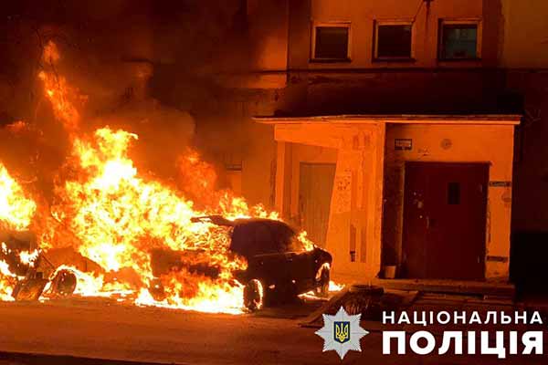 Згоріли вщент: у Полтаві невідомі вночі підпалили два автомобілі
