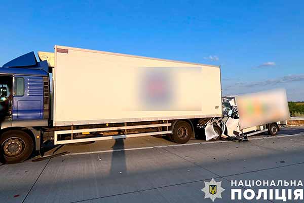 На Полтавщині вантажний автомобіль зіткнувся із припаркованою на узбіччі вантажівкою MAN