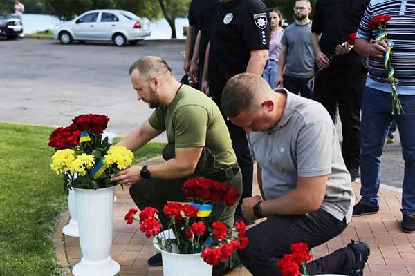 В Кременчуці вшанували пам'ять жертв ракетного удару рф по ТЦ «Амстор»