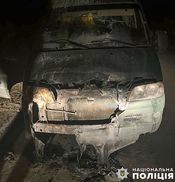 викрили двох неповнолітніх дівчат у підпалі військових автомобілів