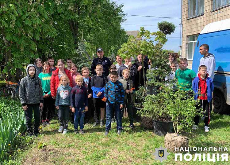 На Полтавщині громада разом з поліцейським посадили понад 300 дерев та кущів