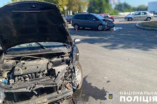 У Кременчуці зіткнулися KIA та Opel, травмовано водія легковика