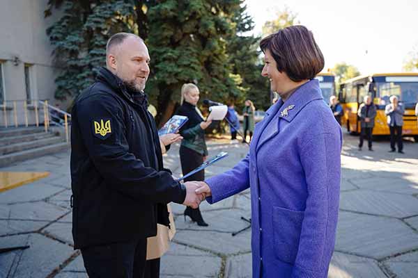 Територіальним громадам Полтавщини передали автобуси для освітніх потреб