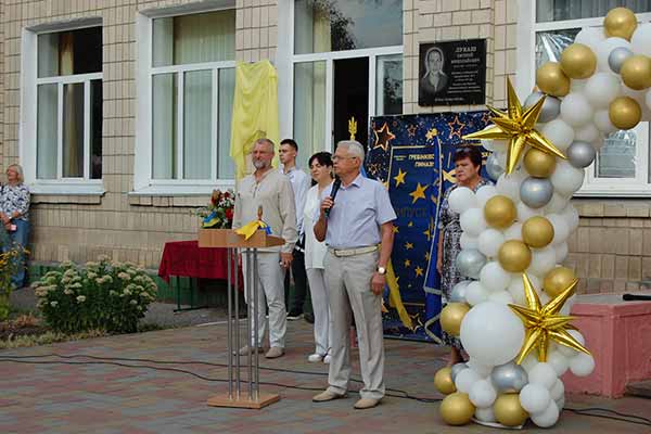 меморіальні дошки полеглим Героям-землякам у школах Гребінківщини