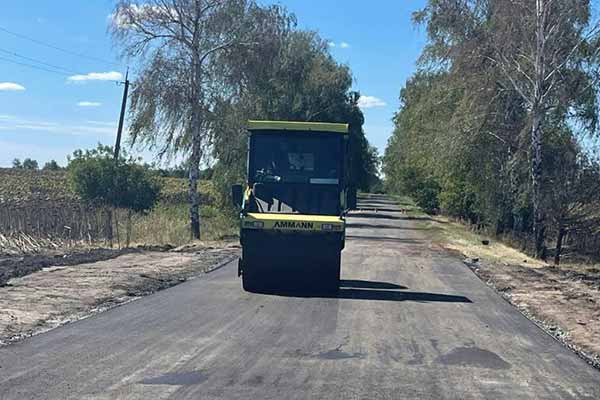 На Полтавщині відновили дорогу, у яку влучила російська ракета