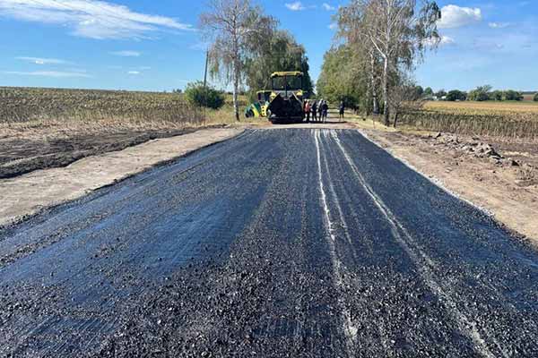 На Полтавщині відновили дорогу, у яку влучила російська ракета