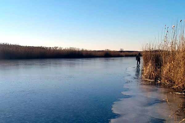 на річці потрапили під кригу двоє рибалок