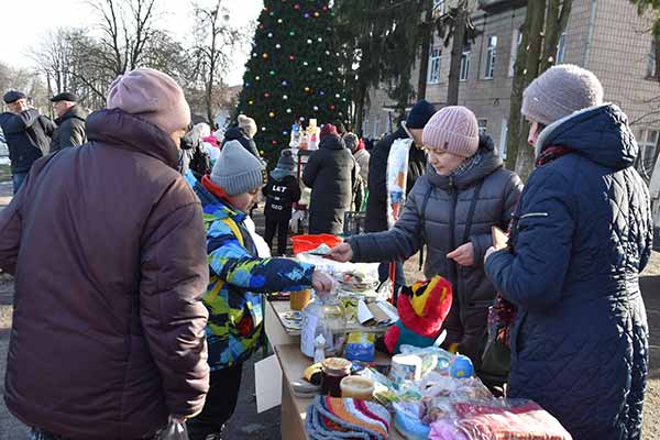 Благодійна ярмарка на підтримку ЗСУ в Пирятині