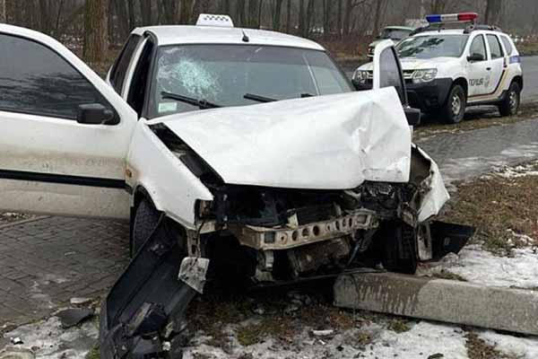 На Полтавщині автівка влетіла у бетонну перешкоду