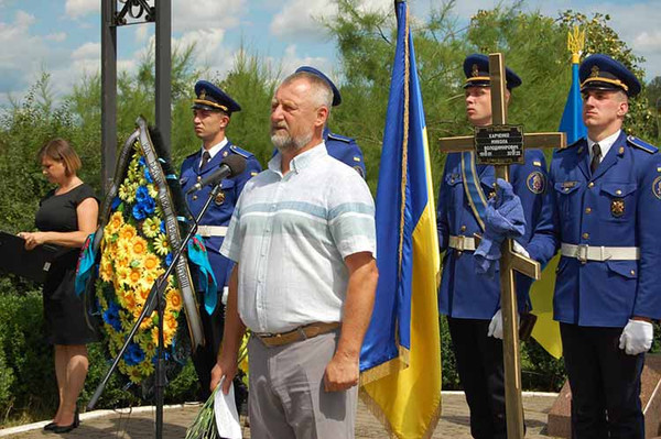 Прощання з Героєм біля могили Євгена Павловича Гребінки