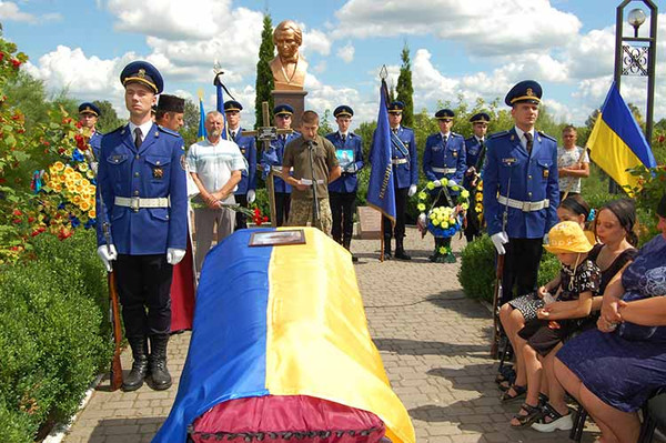 Прощання з Героєм біля могили Євгена Павловича Гребінки