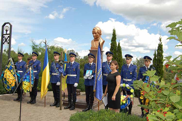 Прощання з Героєм біля могили Євгена Павловича Гребінки