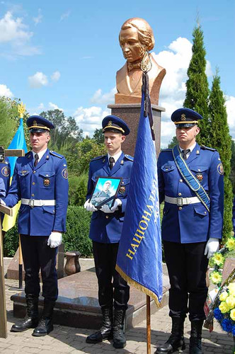 Прощання з Героєм біля могили Євгена Павловича Гребінки