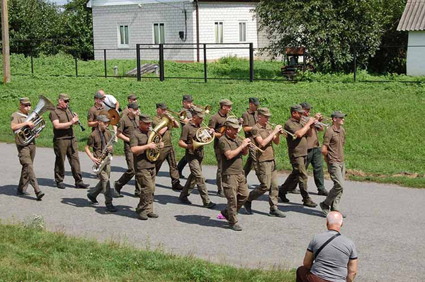 Прощання з Героєм біля могили Євгена Павловича Гребінки