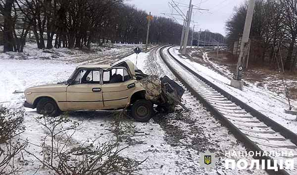 На Полтавщині потяг розтрощив автівку на переїзді