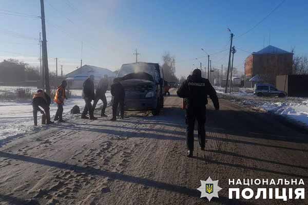 На Полтавщині посеред дороги загорівся автомобіль