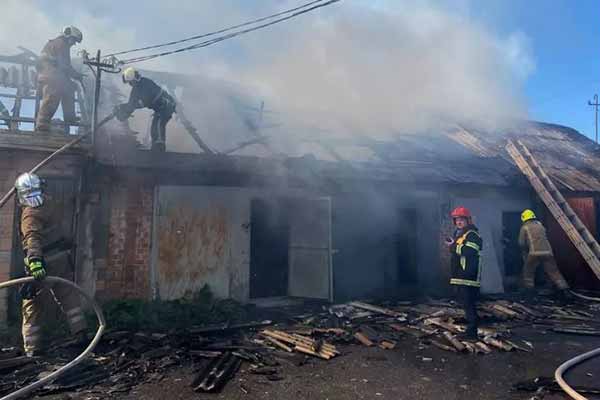 На Полтавщині горіли гаражі — врятовано два легкових автомобіля