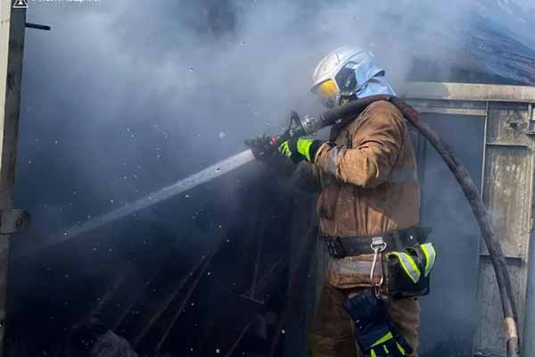 На Полтавщині горіли гаражі — врятовано два легкових автомобіля