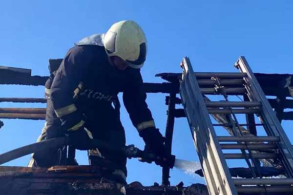 На Полтавщині горіли гаражі — врятовано два легкових автомобіля