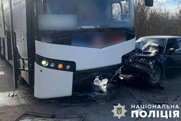 На Полтавщині зіштовхнулися легковик та автобус (ФОТО)