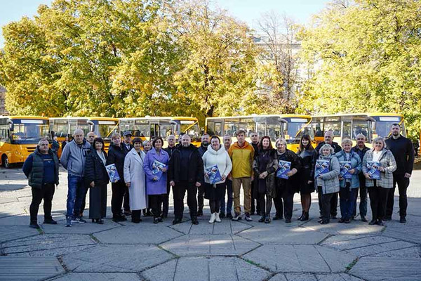 Територіальним громадам передали автобуси для освітніх потреб