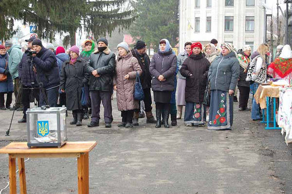 У Гребінці відбувся благодійний концерт біля головної ялинки громади