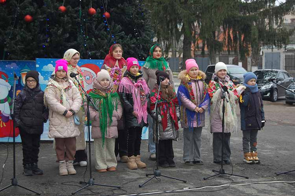 У Гребінці відбувся благодійний концерт біля головної ялинки громади